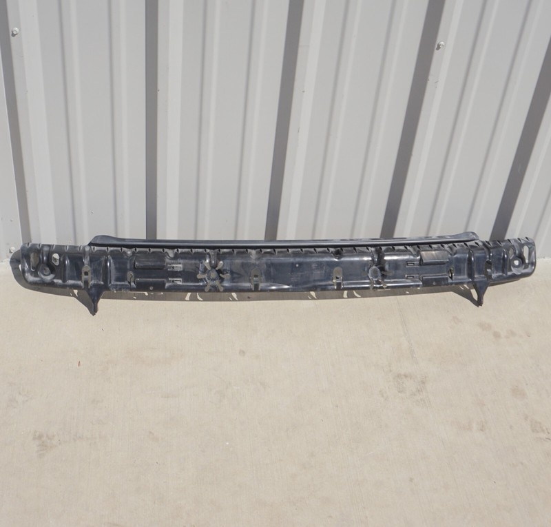 2004 - 2010BMW 650i E63 E64 Rear Center Bumper Mount Bracket Support OEM