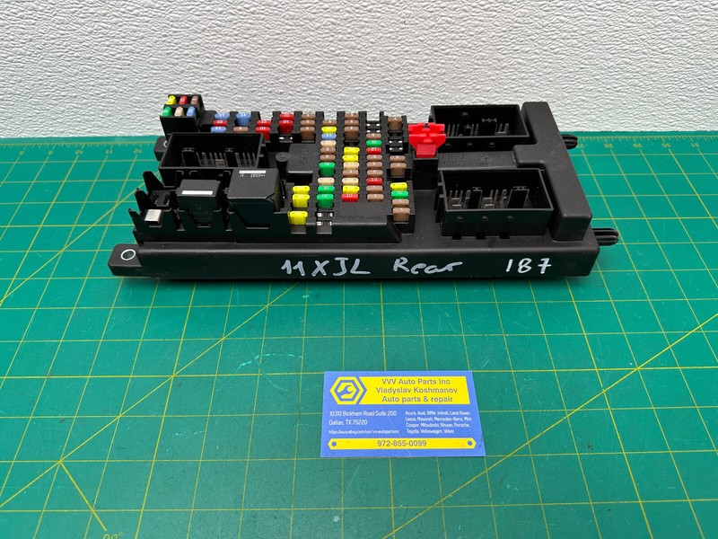 10-13 JAGUAR XJ REAR BODY CONTROL MODULE RELAY FUSE BOX BCM OEM