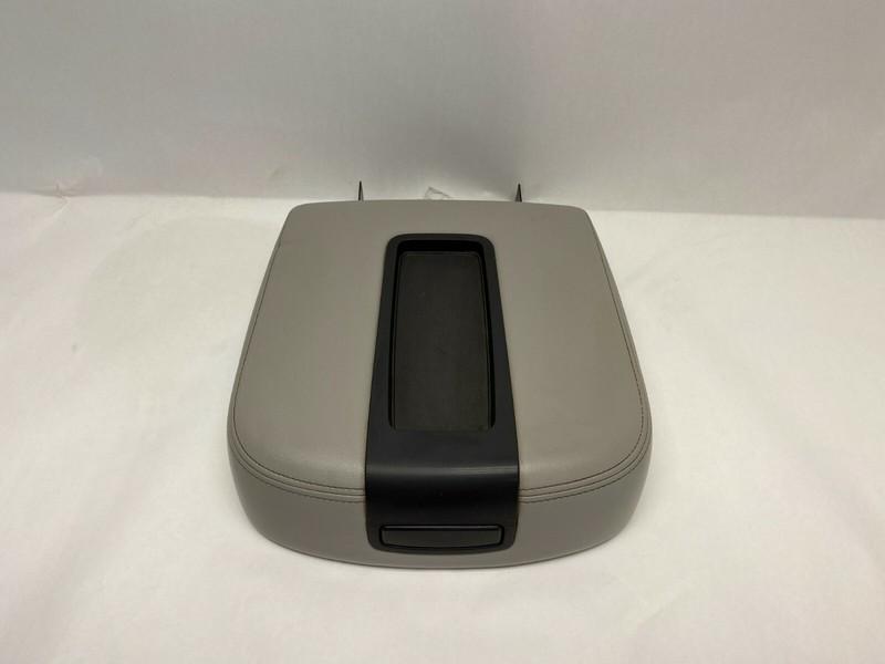 07-14 SILVERADO SIERRA DENALI 1500 2500 3500 CENTER CONSOLE ARMREST LEATHER OEM