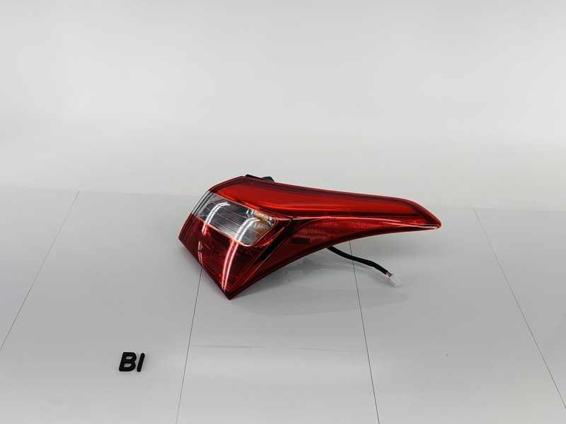 13-17 HYUNDAI ELANTRA GT REAR RIGHT SIDE TAIL OUTER LIGHT BRAKE STOP LAMP OEM