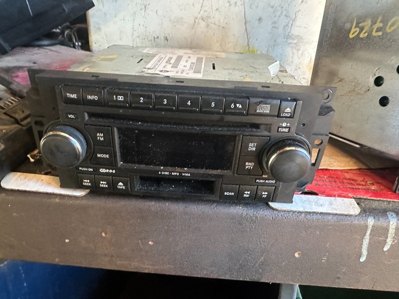 JEEP DODGE CHRYSLER CALIBER PATRIOT OEM Radio STEREO CASSETTE PLAYER 05064032AN