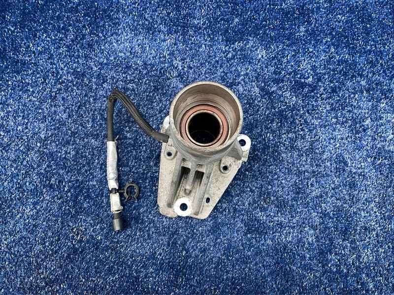 2016-2020 CADILLAC CT6 AWD LEFT DRIVER FRONT DIFFERENTIAL AXLE SHAFT MOUNT OEM