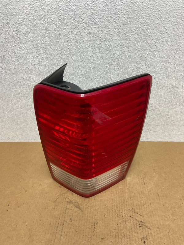 2007 2008 2009 Chrysler Aspen Tail light Right Passenger RH Side AC1815 LK