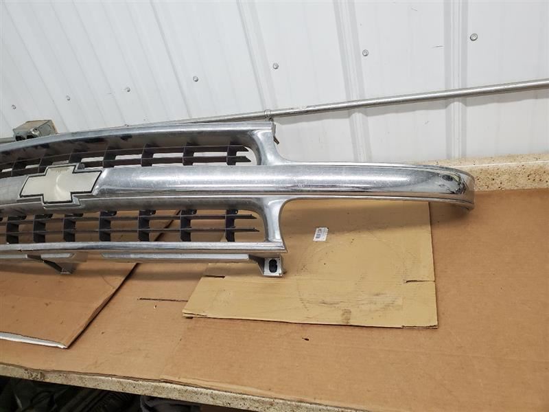 Grille Excluding Ltz Chrome Fits 00-06 SUBURBAN 1500 279525