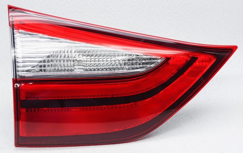 OEM Toyota Sienna Left Driver Side Halogen Tail Lamp 81590-08030 Lens Chip