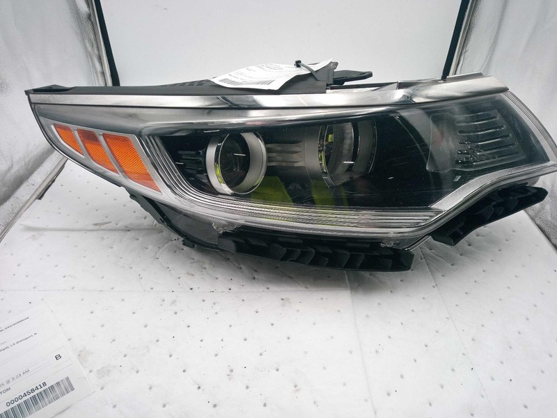 2016-2018 KIA OPTIMA Right Headlight Assembly White OEM 588580 95K Mileage