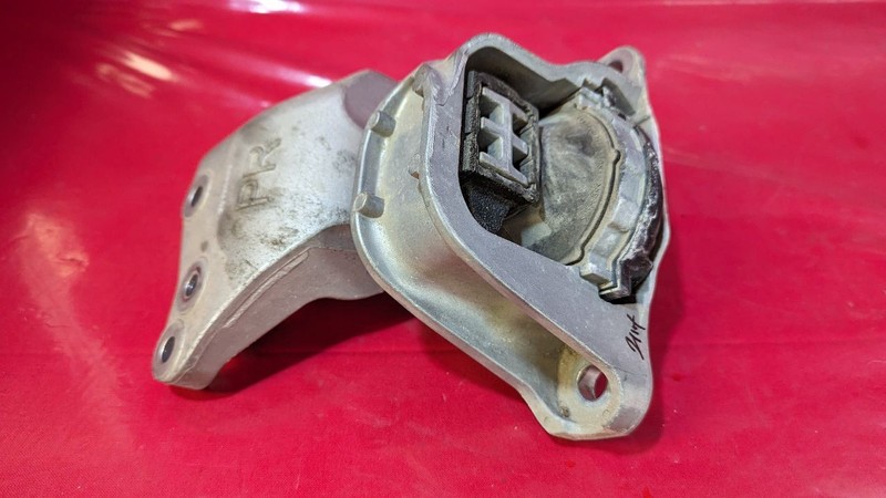 2022-2024 Mitsubishi Outlander LEFT DRIVER Engine Mount Bracket - 26k Miles