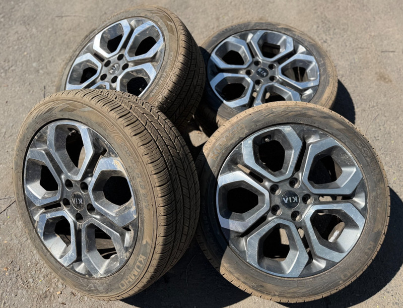 18" OEM Kia Soul Wheels Rims 2020-2025 K0529-AB000 w/ Tires 235/45R18 Kumho