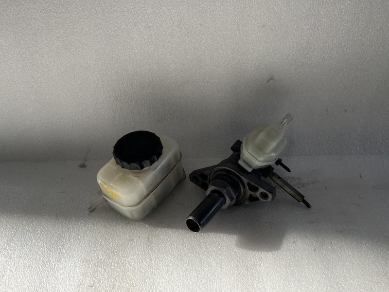 2004 2005 2006 2007-2009 LEXUS RX330 RX350 BRAKE MASTER CYLINDER WITH RESERVOIR