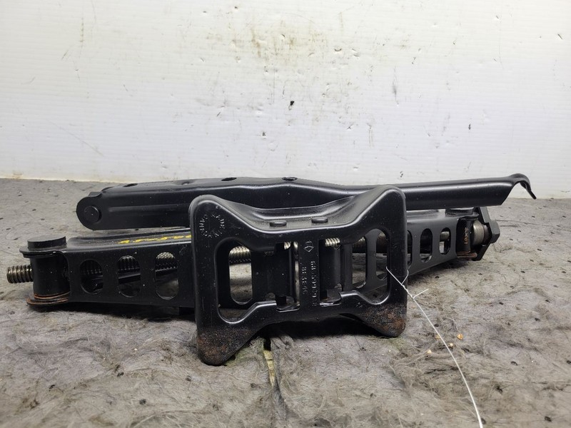 Chrysler 300 2018 Jack and Tools 1752415