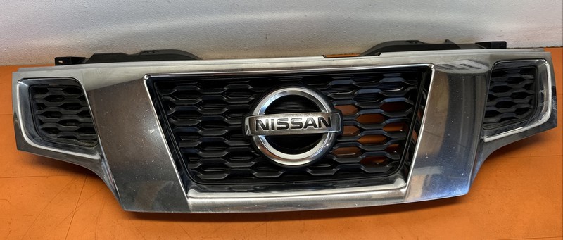 623123LM0H | 2013 - 2021 NISSAN NV NV200 FRONT UPPER GRILLE W/ EMBLEM OEM CHROME