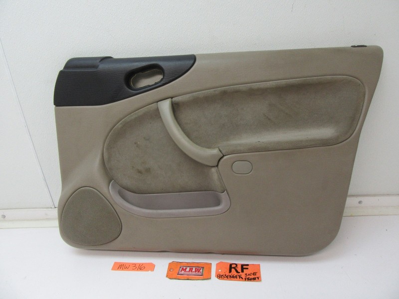DOOR PANEL RIGHT FRONT PASSENGER SIDE SPEAKER ARM REST PULL HANDLE GRIP SAAB 900
