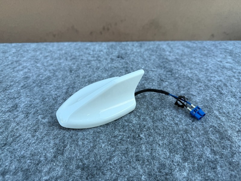 FORD MUSTANG GT 2024-2026 OEM UPPER ROOF SHARK FIN RADIO ANTENNA MODULE (WHITE)