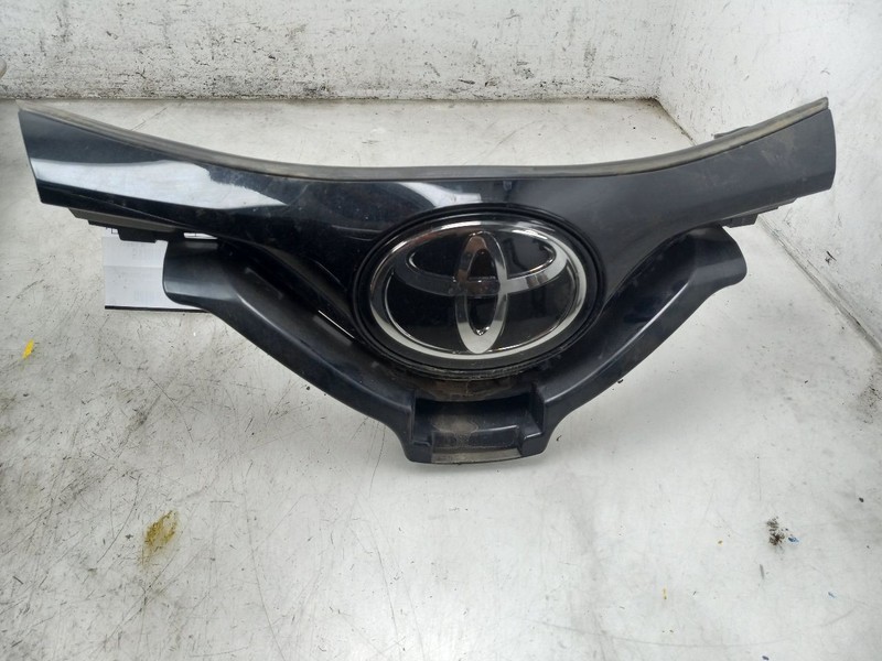 18 19 TOYOTA C-HR CENTER UPPER GRILLE