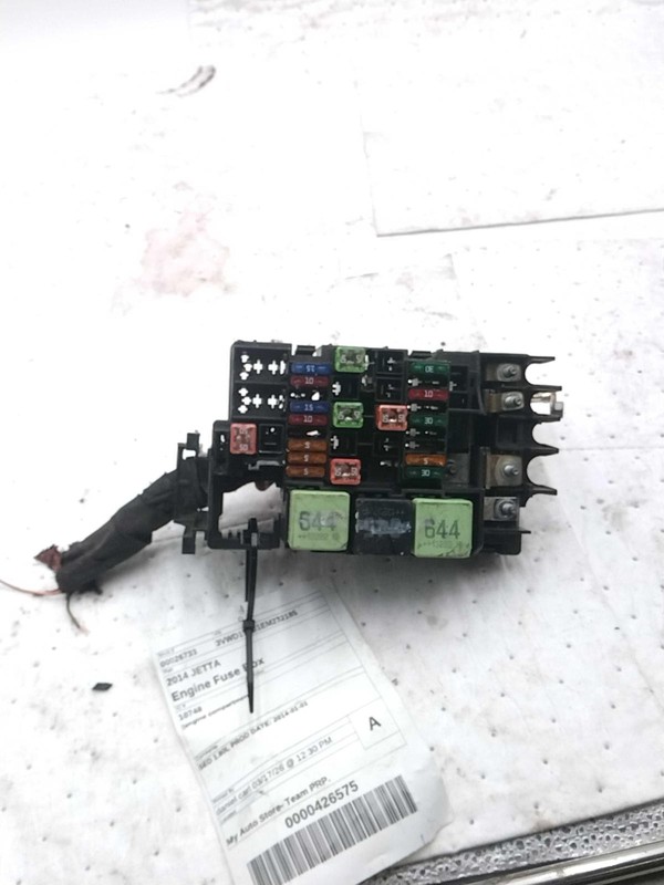 2014 Volkswagen Jetta Fuse Box OEM Grey 66000 Miles NJ25-26733-675200