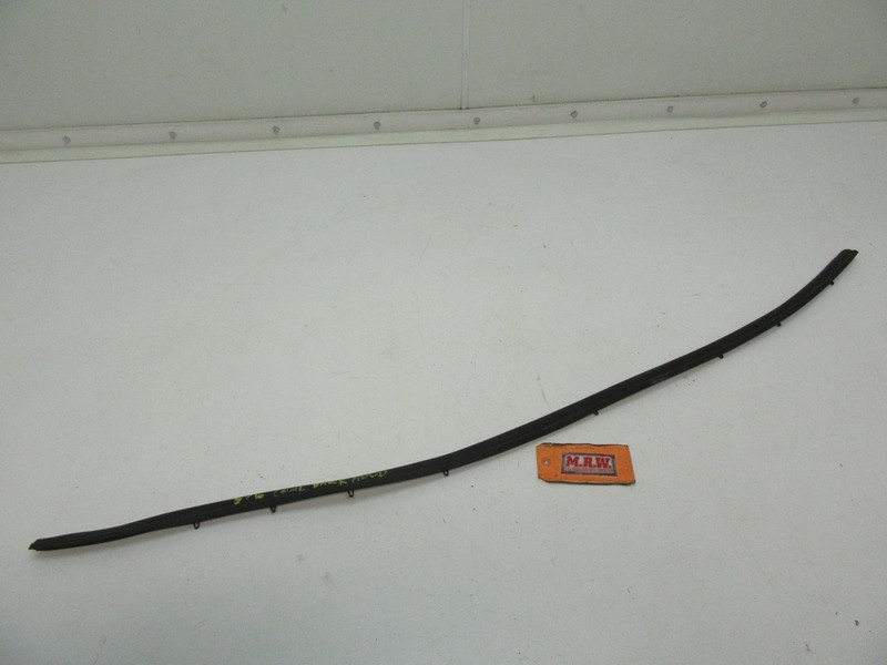 RUBBER SEAL HOOD WIPER ARM COWL BACK REAR HOOD MOLDING WEATHER STRIP BELT TRIM