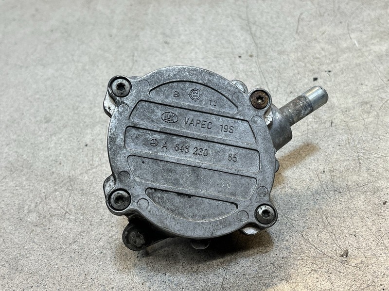 04-06 Mercedes Dodge Sprinter T1N 2.7L OM647 Engine Motor Vacuum Pump