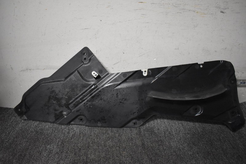 2021-2022 BMW M4 COMPETITION RIGHT SIDE CENTER SHIELD FACTORY OEM