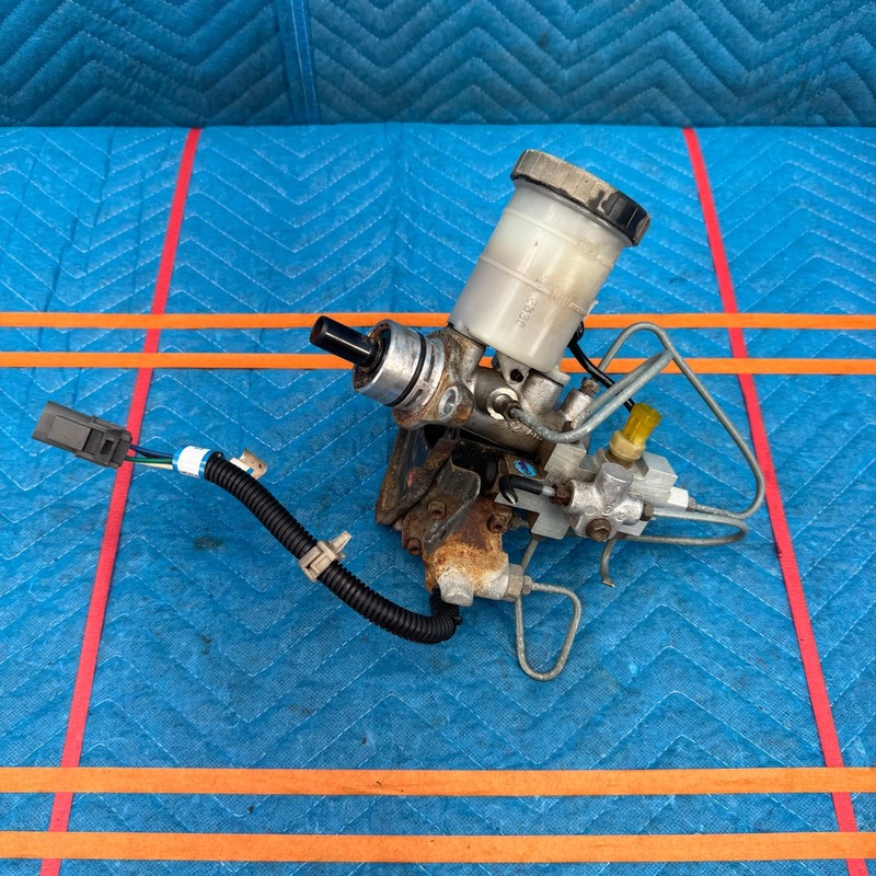 1991–1995 Geo Tracker 4WD Brake Master Cylinder With Reservoir OEM
