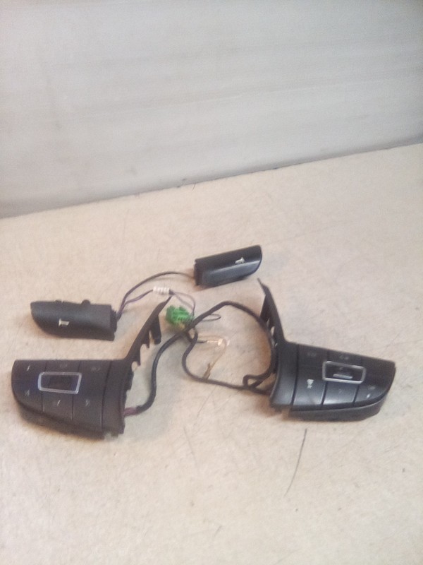 Volvo VNL Steering Wheel Trim 82761983, 82761981, (2) 82755011