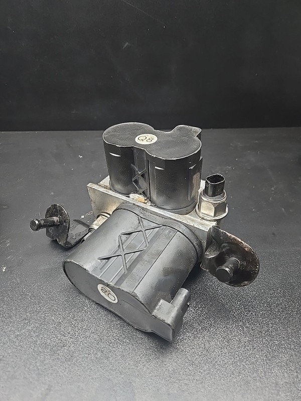 2007 Mercedes W216 CL63 ABC Suspension Hydraulic Valve Block, Rear 2213200358