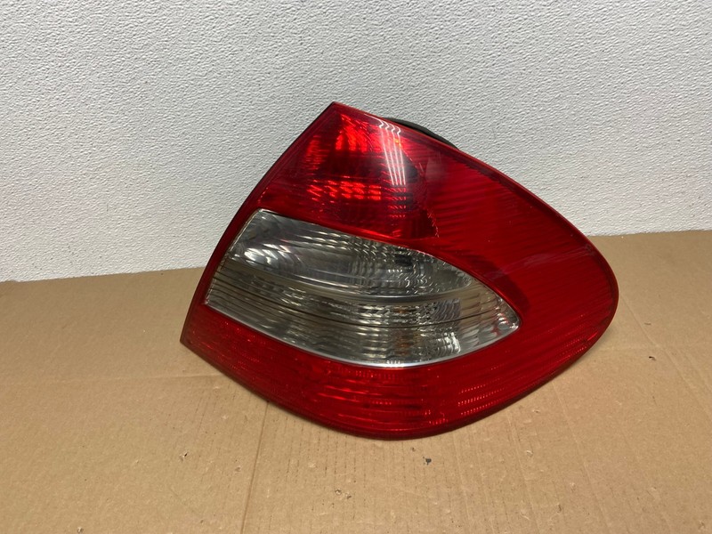 2007 - 2009 Mercedes E E320 E500 Sedan Right Passenger Tail Light OEM AB8080 LK