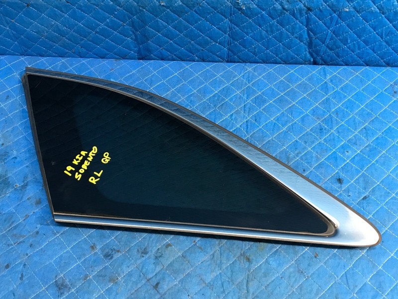 2016-2020 KIA SORENTO EX REAR LEFT SIDE QUARTER GLASS WINDOW W/ MOLDING OEM