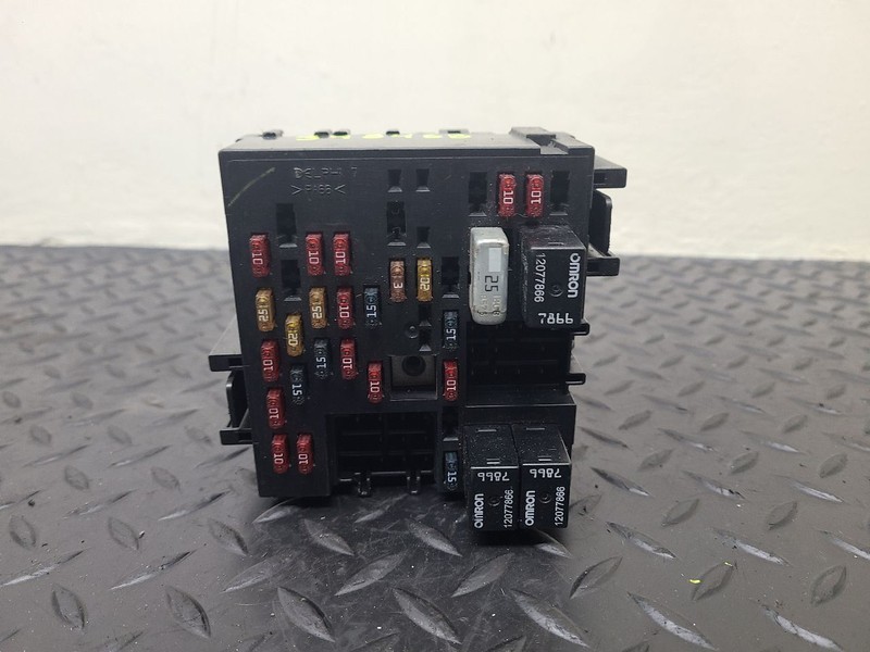 00-02 Chevrolet Tahoe Dash Fuse Box Cabin OEM 15770992