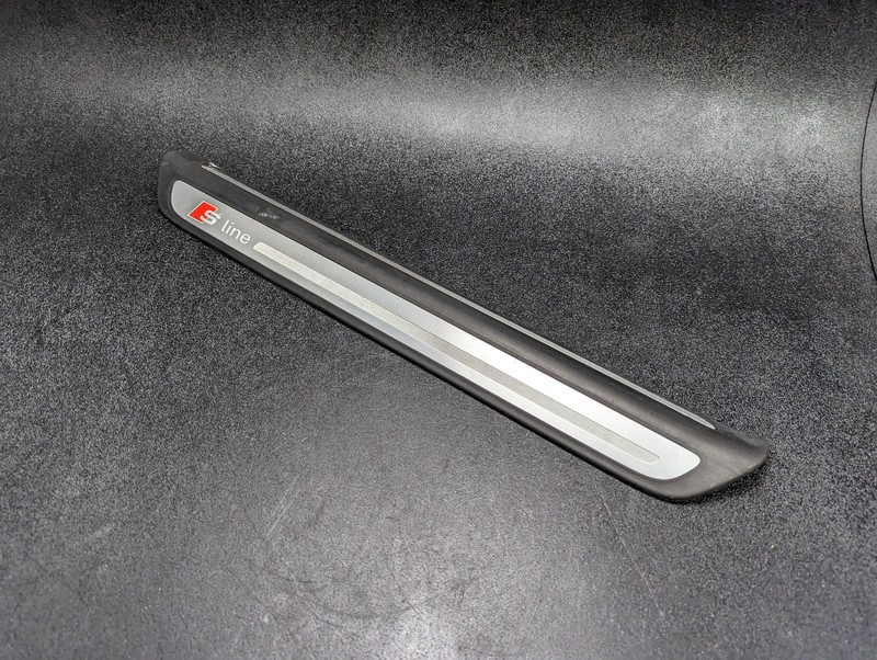 Front Right Door Sill Scuff Plate 2018 Audi Q3 8U0853374C 2015 2016 2017