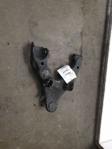 98-07 TOYOTA LAND CRUISER 4.7L 4WD PASSENGER FRONT LOWER CONTROL ARM ASSEMBLY
