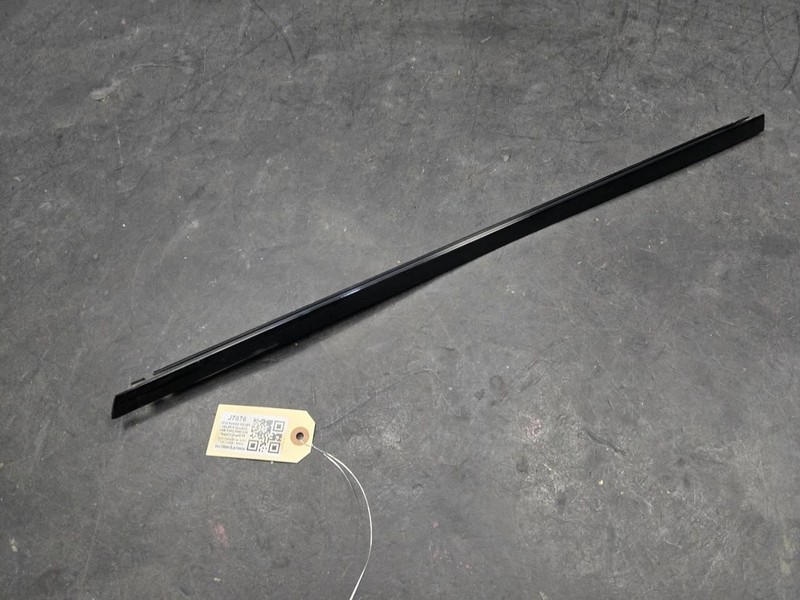 Rear Right Door Window Upper Molding 2018 Range Rover Velar LR182975 2019 - 2022