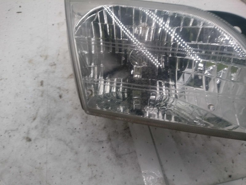 2001 Chevrolet Venture Right Headlight Assembly Tan OEM 597219 Used 155K Miles