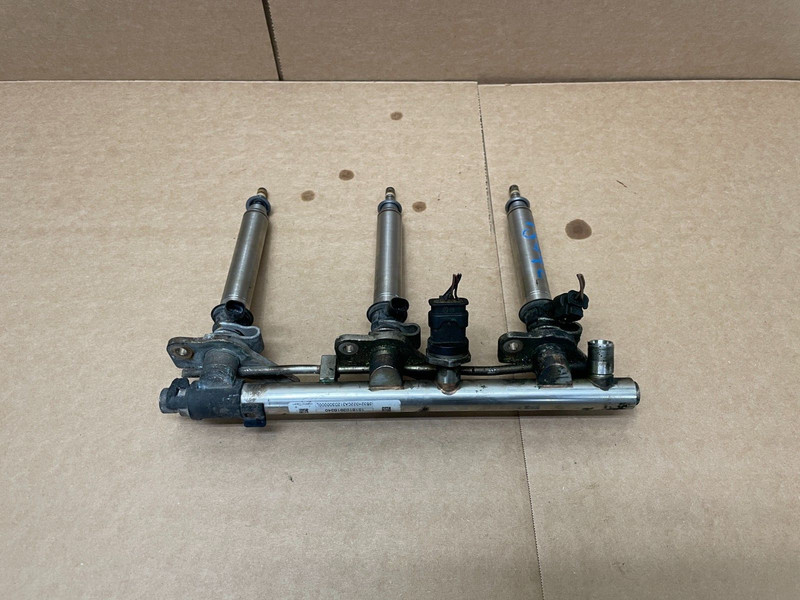 17 18 19 Mercedes GLS450 X166 Fuel Injector Rail 3.0L 1399 OEM