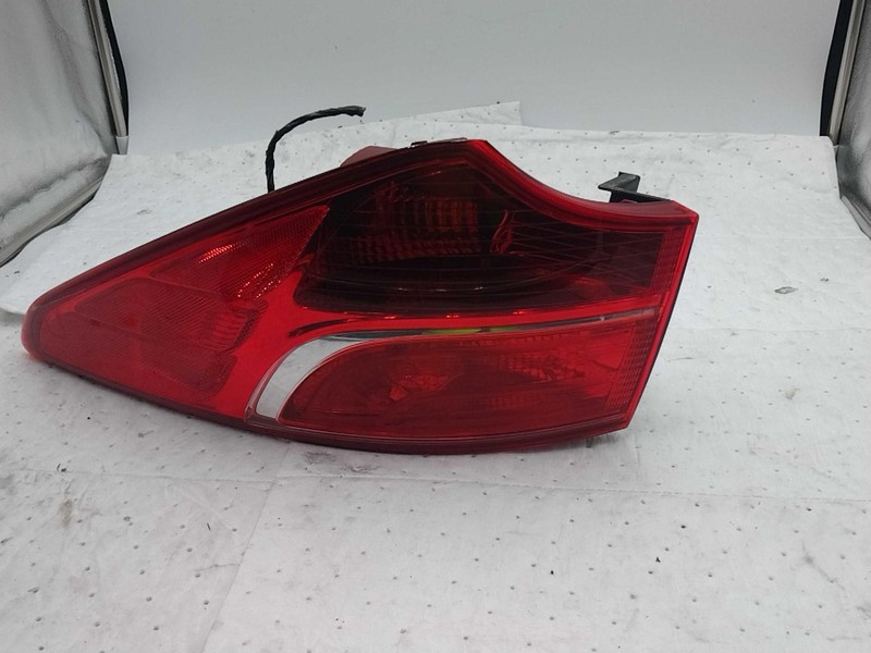 2014 Hyundai Santa Fe Left Tail Light Assembly Silver 282469 135K Miles