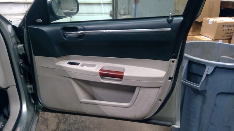 300C 2006 Passenger Right Front Door Trim Panel 1786522