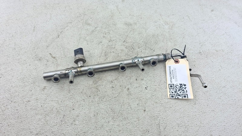 2013 Volkswagen Passat OEM Gas Fuel Injection Rail