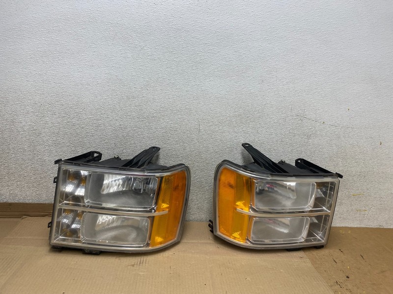 2007 - 2014 GMC Sierra Left+Right Side Halogen Headlights U2773 DW