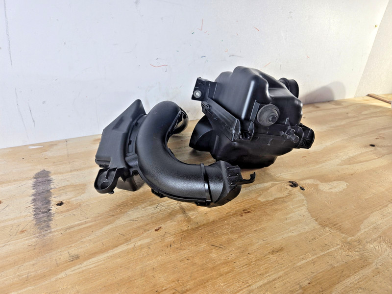 2013-2019 Nissan Sentra 1.8L Air Cleaner Box Housing W Mass Air Flow Duct OEM 15