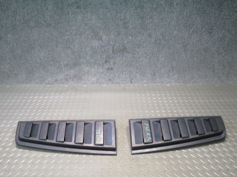 2003-2009 HUMMER H2 REAR UPPER TAIL LIGHT AIR VENT APPLIQUE TRIM GRILLE SET OF 2