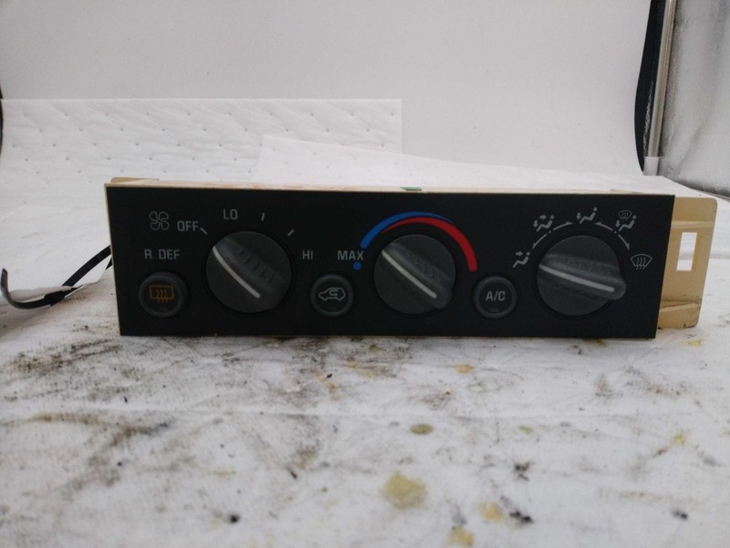 1998 Chevrolet Suburban 2500 A/C Selector Switch OEM 09378805 Used Parts