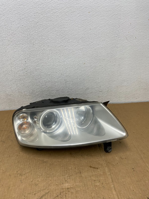 2004 to 2007 Volkswagen Touareg Right Passenger Halogen Headlight AD1203 DW