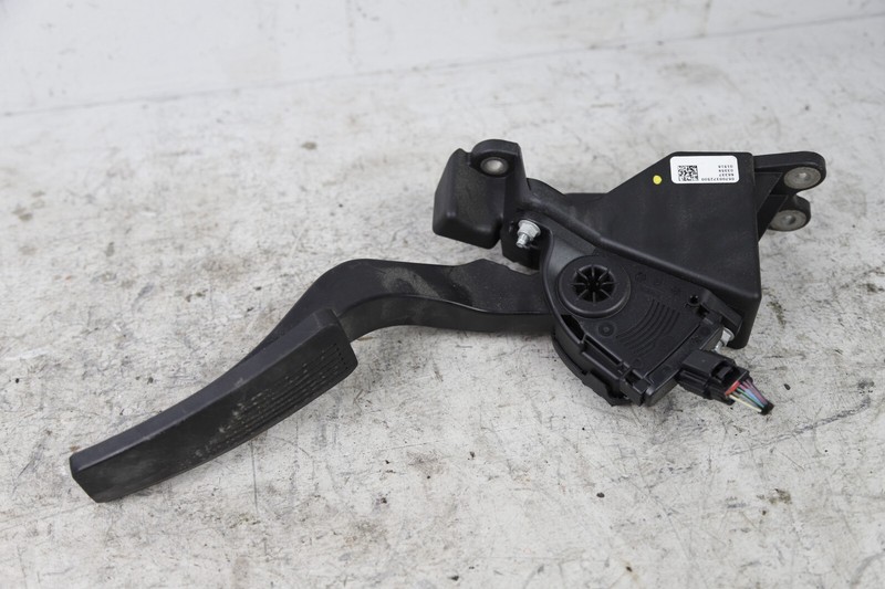 2014 - 2020 MASERATI LEVANTE OEM ACCELERATOR GAS PEDAL ASSEMBLY 06700372500