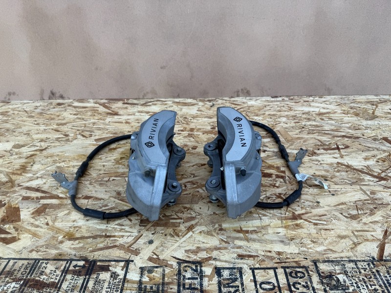 RIVIAN R1S R1T 2022-2026 OEM FRONT LEFT AND RIGHT BRAKE CALIPER SET ASSEMBLY