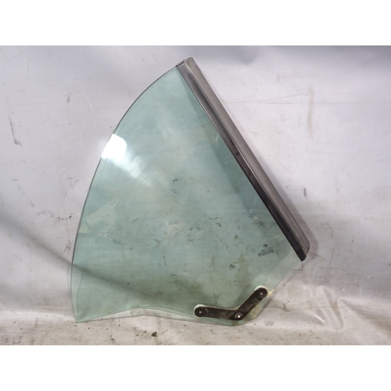 Damaged BMW E46 3-Series Convertible Right Rear Quarter Window Glass 2000-2006
