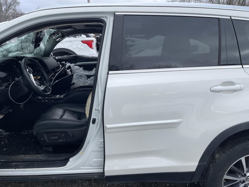 2014-19 TOYOTA HIGHLANDER LEFT ROCKER W/POST WHITE PC:070 3.5L AWD 77K XLE 61689