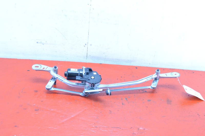 22-24 BMW i4 GRAN COUPE G26 WINDSHIELD WIPER MOTOR W LINKAGE OEM