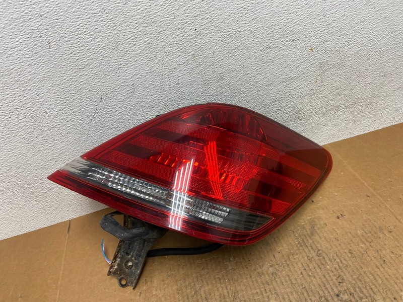 2005-2010 Toyota Avalon Right Passenger Side Tail Light OEM AE2678 LK
