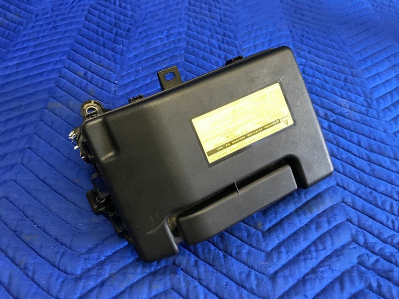 2002-2005 Lexus SC430 Engine Bay Front Fuse Relay Box Module 82662-24100 OEM