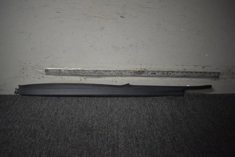 06-12 PORSCHE CAYMAN 987 FRONT RIGHT PASSENGER DOOR SILL TRIM WEATHER STRIP OEM