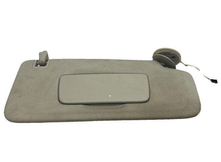 Chevrolet Traverse sun visor 18 21 right side illuminated assembly OEM 84849725